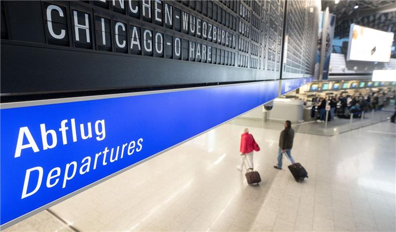 Flughafen Bremen zählt wieder deutlich mehr Passagiere Reisegäste gehen an einem Flughafen zum Abflugterminal.