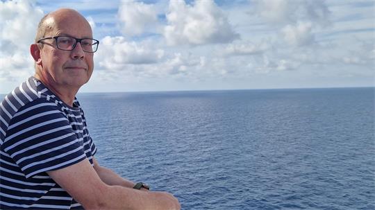 Das Foto zeigt Holger Schleger an der Reling auf einem Schiff.