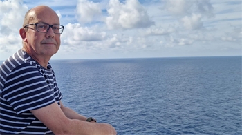 Das Foto zeigt Holger Schleger an der Reling auf einem Schiff.