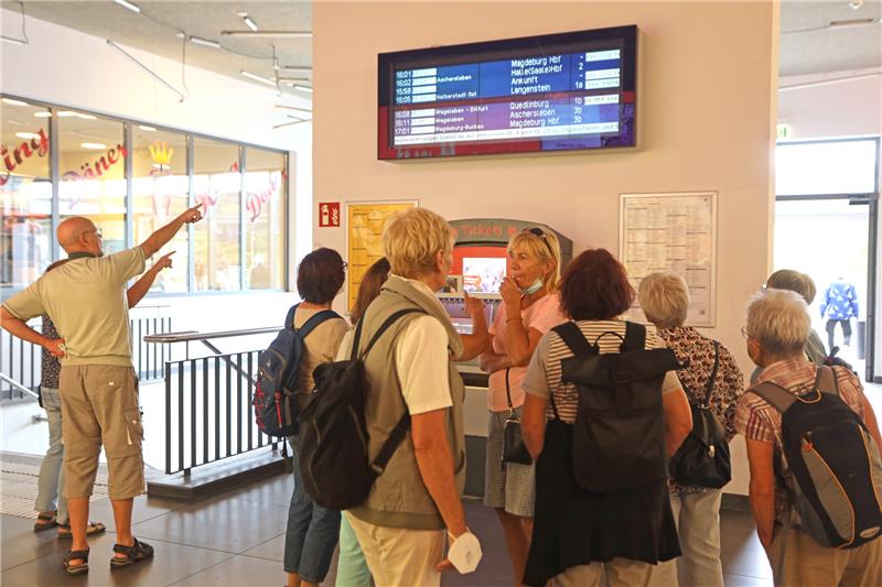 Reisende am Bahnhof in Halberstadt haben derzeit viele Fragen.