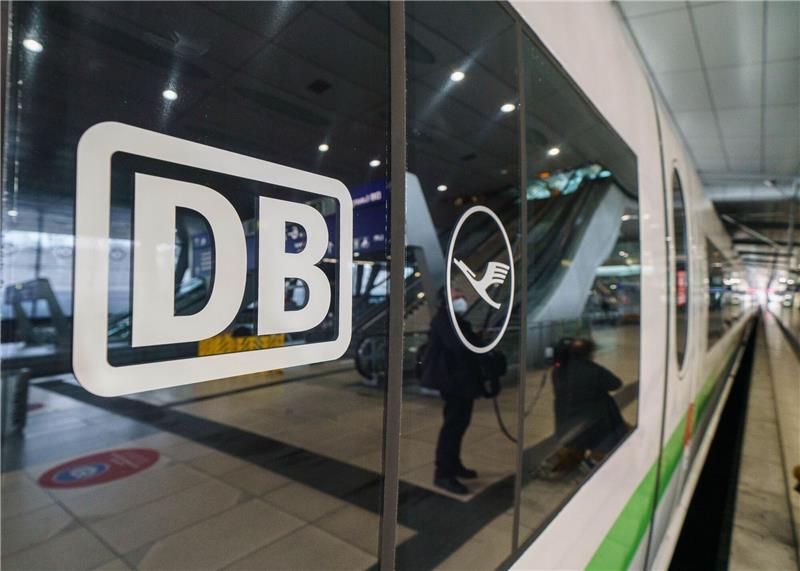 Gewerkschaften: Zeitgleiche Streiks bei Bahn und Lufthansa Reisende brauchen am Donnerstag und am Freitag starke Nerven: Bei der Lufthansa und bei der Bahn wird gestreikt.