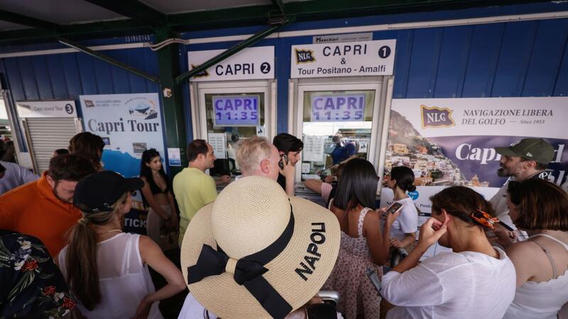 Touristen dürfen wieder nach Capri Reisende drängen sich vor Ticket-Schaltern am Molo Beverello für die Fähren, die unter anderem nach Capri fahren. Touristen dürfen nun wieder auf die Insel.