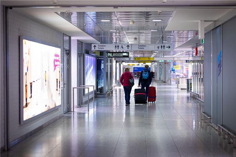Ausfälle an Flughäfen Hannover und Bremen Reisende gehen am Morgen mit Koffern durch den Flughafen Hannover-Langenhagen.