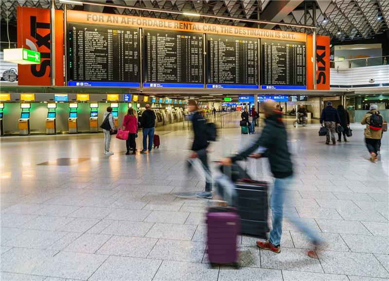 Tarif-Verhandlungen bei Lufthansa nach Warnstreik Reisende gehen durch die Abflughalle des Flughafens Rhein-Main. Der Warnstreik des Bodenpersonals der Lufthansa ist beendet. Die Tarifgespräche mit Verdi werden fortgesetzt.
