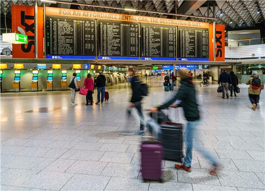 Reisende gehen durch die Abflughalle des Flughafens Rhein-Main. Der Warnstreik des Bodenpersonals der Lufthansa ist beendet. Die Tarifgespräche mit Verdi werden fortgesetzt.