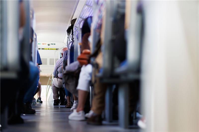 Weiter Finanzstreit ums 49-Euro-Ticket Reisende in einem Regionalexpress der Deutschen Bahn. Bund und Länder streiten weiter über die Finanzierung des geplanten 49-Euro-Tickets für den Nahverkehr.