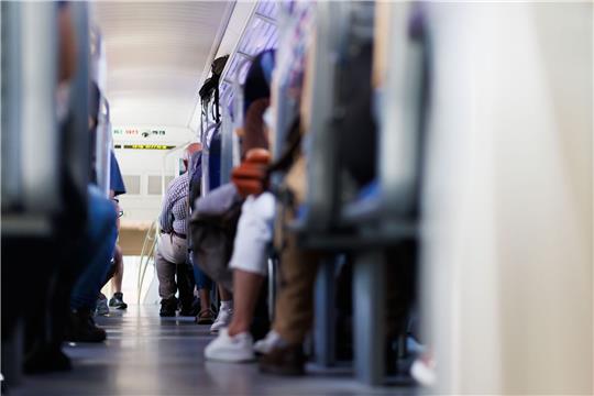 Reisende in einem Regionalexpress der Deutschen Bahn. Bund und Länder streiten weiter über die Finanzierung des geplanten 49-Euro-Tickets für den Nahverkehr.
