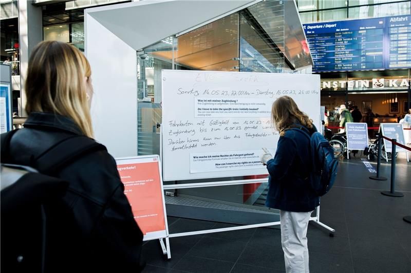 Eisenbahn-Gewerkschaft hält an 50-Stunden-Warnstreik fest Reisende informieren sich im Berliner Hauptbahnhof über den bevorstehenden Streik.