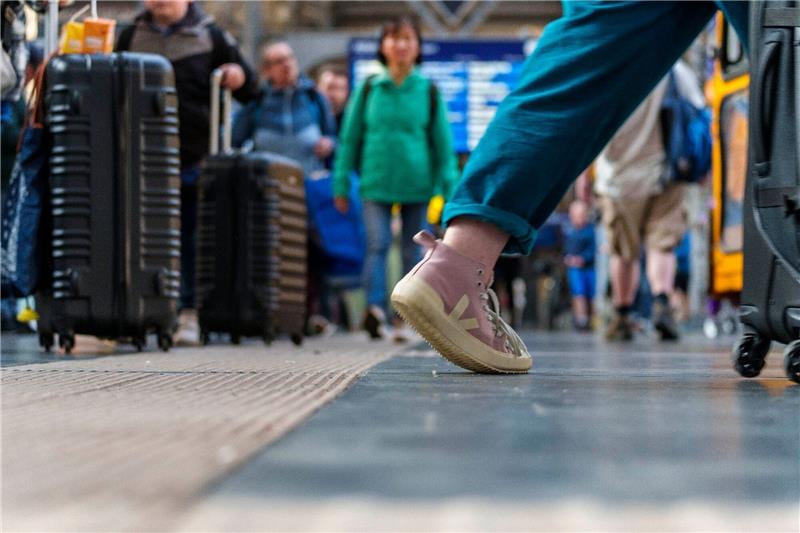 Bahn wieder unpünktlicher - Sorge vor Pfingst-Reisechaos Reisende sind im Frankfurter Hauptbahnhof unterwegs: Die Deutsche Bahn rechnet über das gesamte Pfingstwochenende mit vollen Zügen.