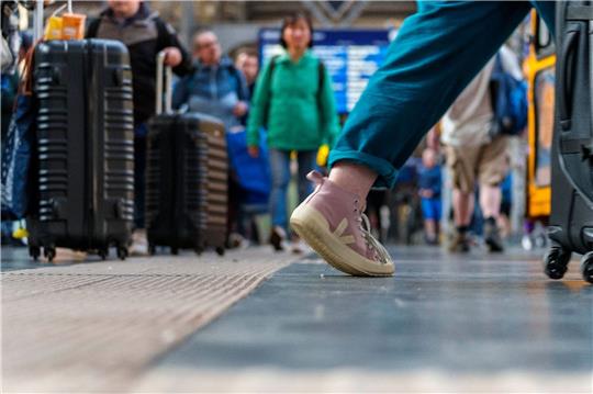 Reisende sind im Frankfurter Hauptbahnhof unterwegs: Die Deutsche Bahn rechnet über das gesamte Pfingstwochenende mit vollen Zügen.