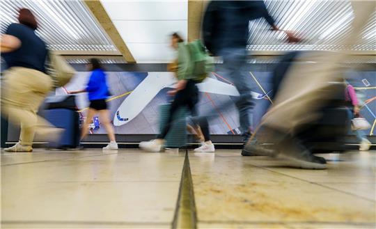 Reisende sind mit ihrem Gepäck am Flughafen Frankfurt Main: Die Fraport AG hat neue Zahlen zum Flugverkehr vorgelegt.