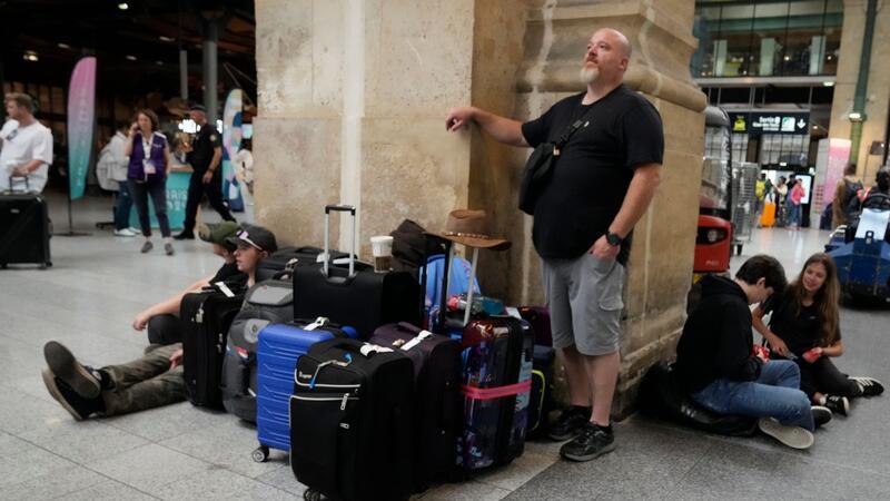 Schreck vor Olympia-Eröffnung: Brandanschläge auf Bahn Reisende sitzen wegen der Brandanschläge an einem Bahnhof in Paris fest.