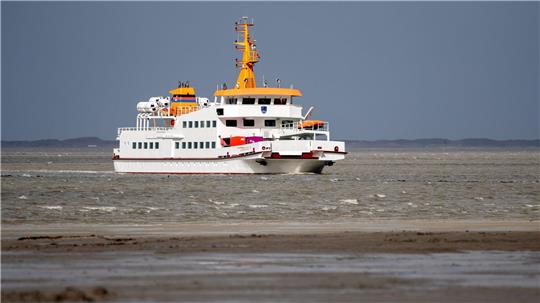 Reisende sollen sich wegen erwarteter höherer Wasserstände über Fährabfahrten von und zu den Inseln vor Reisebeginn informieren. (Archivbild) 