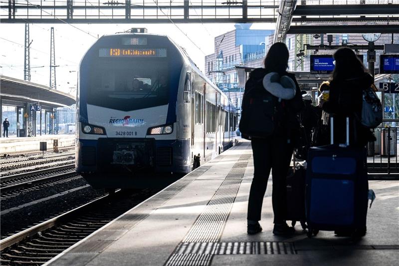 Reisende stehen an einem Gleis vom Bremer Hauptbahnhof.
