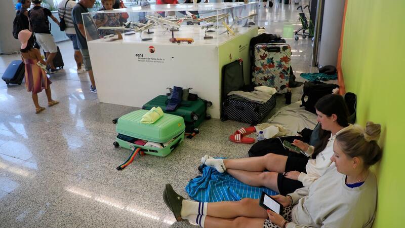 Reisende strandeten auf dem Flughafen und mussten die Nacht auf Decken und Luftmatratzen verbringen.