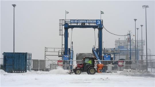 Reisende von und zu den ostfriesischen Inseln sollten vor Fahrtantritt die Fahrpläne der Fähre überprüfen.