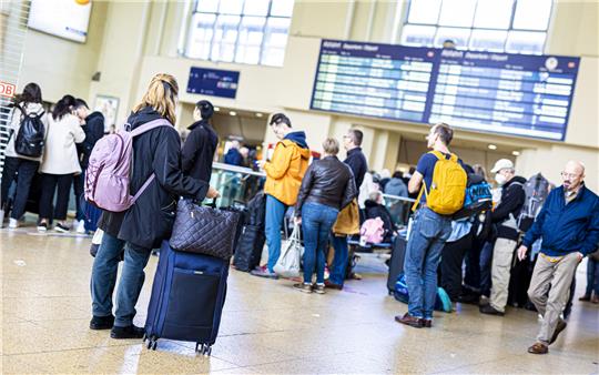 Reisende warten auf ihre Züge im Hauptbahnhof Hannover. Foto: picture alliance/dpa | Moritz Frankenberg