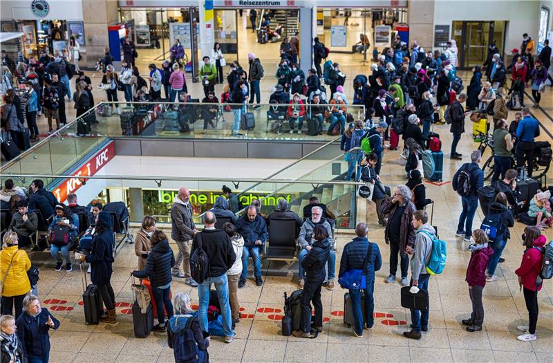Reisende warten auf ihre Züge im Hauptbahnhof Hannover.