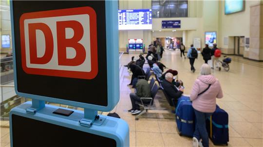 Reisende warteten am Morgen am Hauptbahnhof in Hannover.