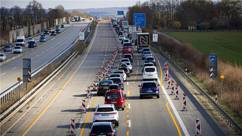 Stauprognose zu Ostern – Engpässe auf beliebten Reiserouten Reiseverkehr, Berufsverkehr und dann noch Baustellen auf der Autobahn - eine stauanfällige Kombination. (Archivbild)