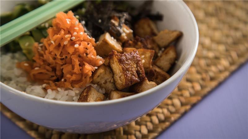 Reisgericht mit Tofu: Wer viel Sport treibt, muss auch ausreichend viel essen.