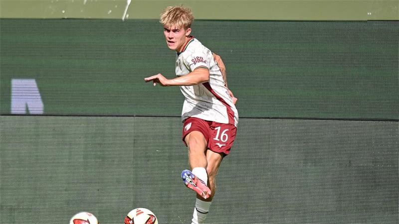 Reist im Alter von 21 Jahren erstmals zur Nationalmannschaft: Augsburg-Profi Hennes Behrens. (Archivbild)