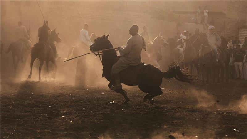 Reiter verschiedener Stämme treten während der traditionellen Pferdesportveranstaltung „Al-Mermah“ in Ägypten gegeneinander an.