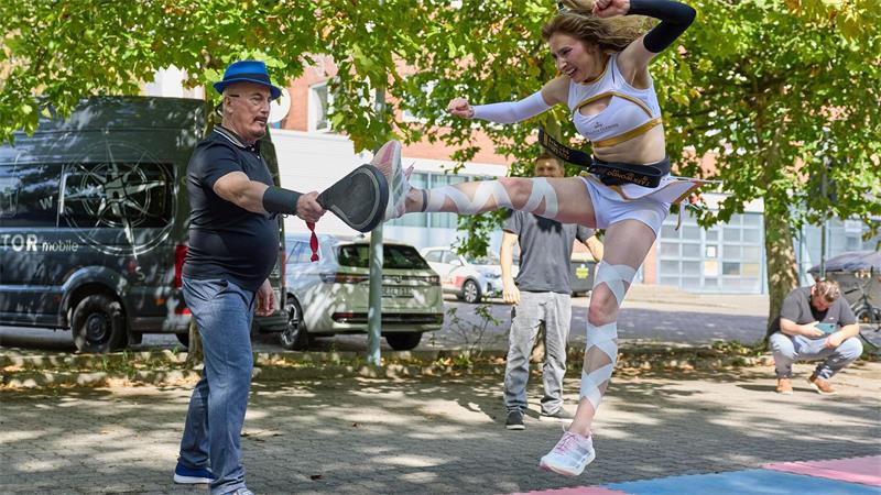 Rekordjägerin Palina Glebova stellt beim weitesten freihändigen Kampfsport-Kick einen Rekord von 2,64 Meter auf.