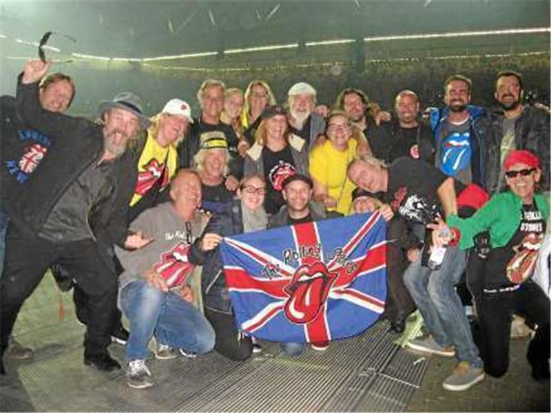 Rekordverdächtig: Zusammen kommt diese internationale Truppe mit Thomas Fricke aus Harlingerode (2.v.li.), hier im Herbst 2017 in der Amsterdam Arena, auf geschätzte 2500 Besuche bei Konzerten der Rolling Stones. Fotos: Privat