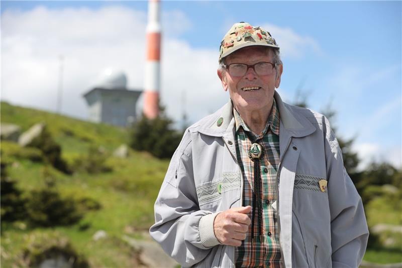 „Brocken-Benno” mit 90 Jahren gestorben Rekordwanderer Benno Schmidt, alias Brocken-Benno, steht auf dem Brocken.