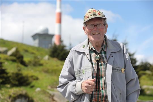 Rekordwanderer Benno Schmidt, alias Brocken-Benno, steht auf dem Brocken.
