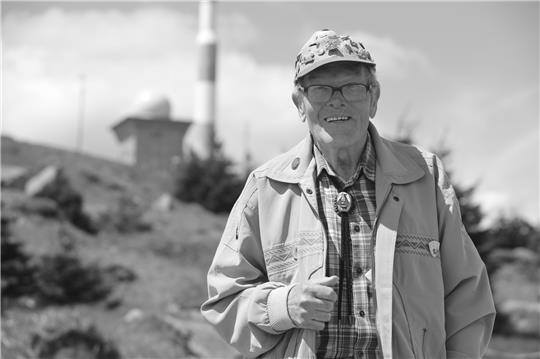 Rekordwanderer Benno Schmidt , alias Brocken-Benno, steht auf dem Brocken. Der unter dem Namen „Brocken-Benno“ bekannte Rekordwanderer ist gestorben. Foto: Matthias Bein/dpa