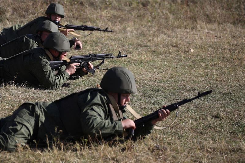 Krieg gegen die Ukraine: So ist die Lage Rekruten trainieren auf einem Schießplatz im Süden Russlands. Das russische Parlament hat die Obergrenze für Einberufungen zum Militärdienst auf 30 angehoben.