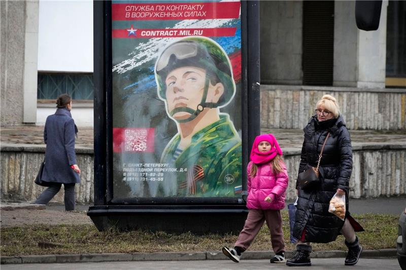 Rekrutierungsplakat der Armee mit der Aufschrift «Militärdienst unter Vertrag in den Streitkräften». Eine Kampagne zur Aufstockung der russischen Truppen in der Ukraine mit mehr Soldaten scheint wieder im Gange zu sein.