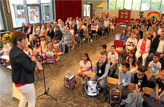Rektorin Christine Bulban erzählt den neuen Erstklässlern bei ihrer Rede, dass mit der Schulzeit eine Abenteuerreise beginne wie auf einem Schiff, und dass sie in der Schule ihren Ankerplatz haben werden.  Fotos: Hohaus