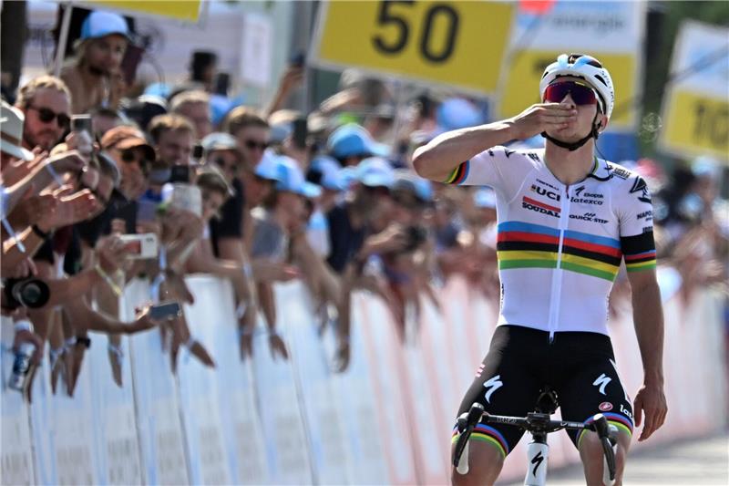 „Alleine für Gino”: Evenepoel siegt nach Todesfall Remco Evenepoel erinnert bei seiner Zieldurchfahrt an den verunglückten Kollegen Gino Mäder.