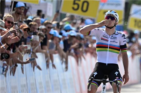Remco Evenepoel erinnert bei seiner Zieldurchfahrt an den verunglückten Kollegen Gino Mäder.