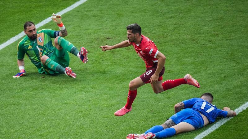 Debakel für Titelverteidiger Italien: Aus gegen die Schweiz Remo Freuler (M.) brachte die Schweiz in der ersten Halbzeit in Führung.