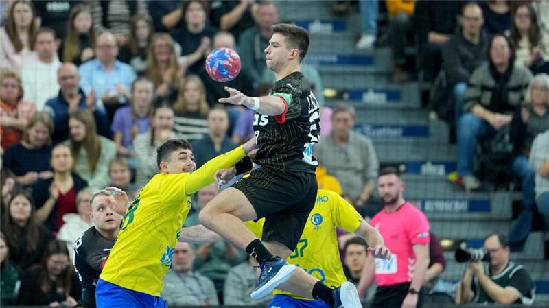 WM im Blick: Handballer gewinnen gegen Brasilien Renars Uscins belebte das deutsche Spiel.
