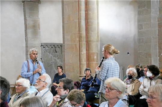 Renas Ibrahin (links) und Edgar Wendt wandern durch die Frankenberger Kirche.  Fotos: Hartmann/Zietz