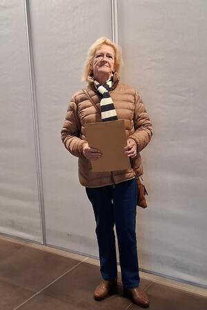 Langelsheim und Goslar: Post kehrt in Rewe-Filialen zurück Eine Frau steht vor einem verschlossenen Geschäft.