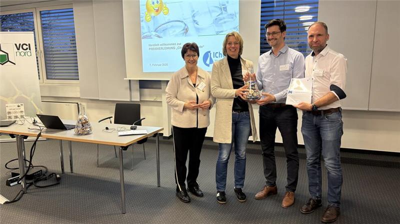 Renate Klingenberg (l.), die stellvertretende Geschäftsführerin des VCI Nord, und der Landeswettbewerbsbeauftragte Panagiotis Chatzianastassiou (3.v.l.) überreichen Chemielehrerin Dr. Christina Otterstedt und Dr. Christian Stutz, dem stellvertretenden Schulleiter des NIG Bad Harzburg, den Preis "Aufsteigerschule des Jahres 2025".