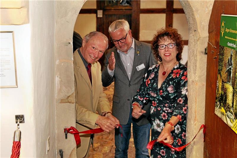 Renate Lucksch eröffnet mit Dieter Freesemann (li.) und Rudolf Rzehak die Ausstellung.