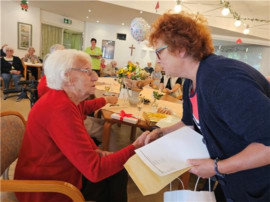 Renate Lucksch (rechts) gratuliert Ingeborg Lohse zum 100. Geburtstag. Foto: Sowa