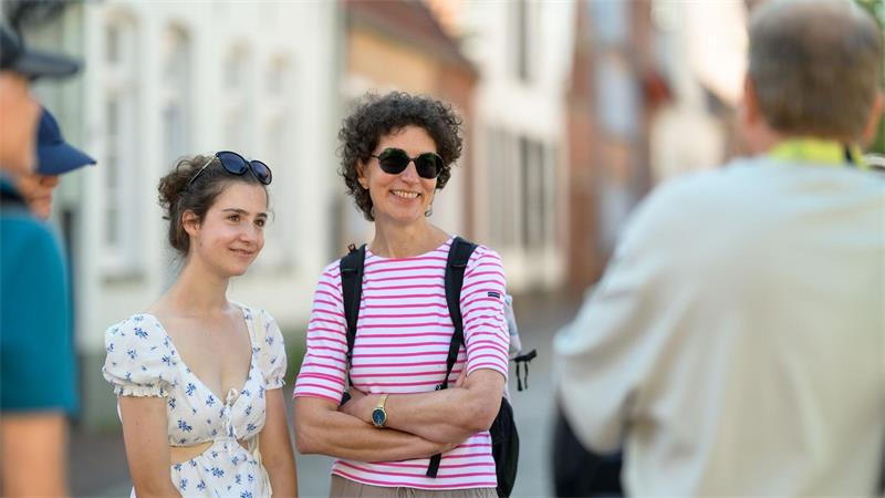 Renate Volz (2. v. r.) und ihre Tochter Fiona Volz sind extra wegen der Krimiführung nach Leer gekommen. 