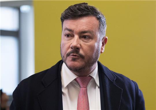 Rene Benko trifft zur Verhandung ein.