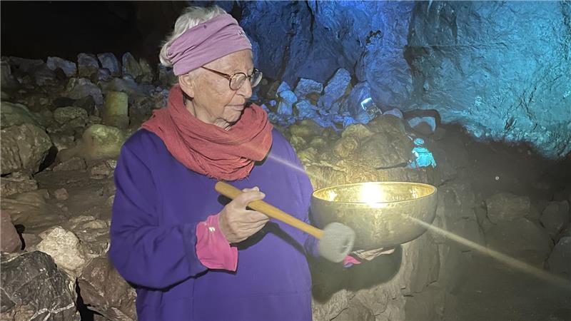 Reni Rettstadt wird mit ihren Klangschalen im Brückmannsaal in der Tropfsteinhöhle auftreten.