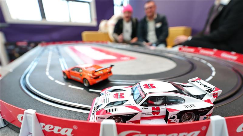 Rennautos gehören zu den Spielzeugen, für die sich Erwachsene interessieren.