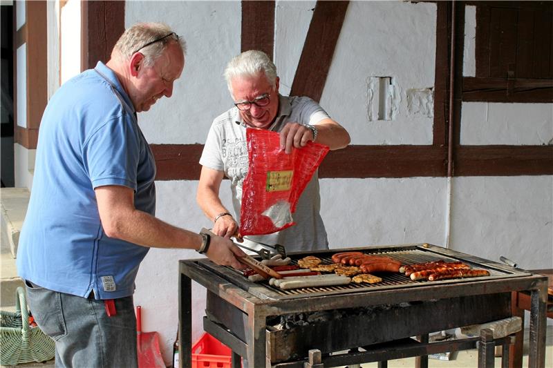 Rennbahn-Inspektor Jürgen Deike (l.) und Abwieger Roland Baresch sorgen am Grill für Nachschub.