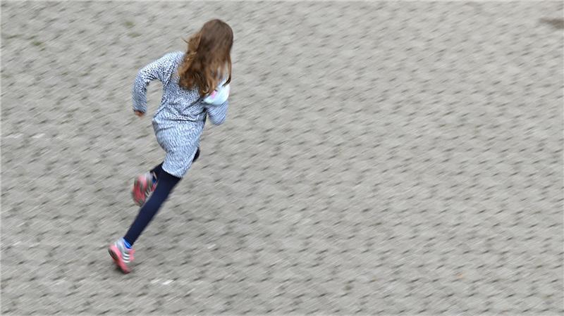 Rennen, toben, gemeinsam spielen - in der Corona-Pandemie kam das vielfach zu kurz. (Archivbild)